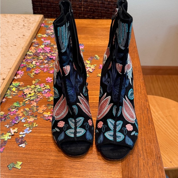 Rebecca Minkoff Floral Embroidered Ankle Boots Size 10 - Picture 9 of 12